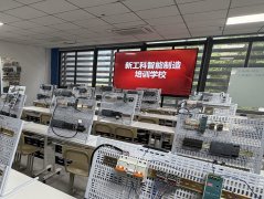 其课程适用性、师资实和性、设备先辈性、办事